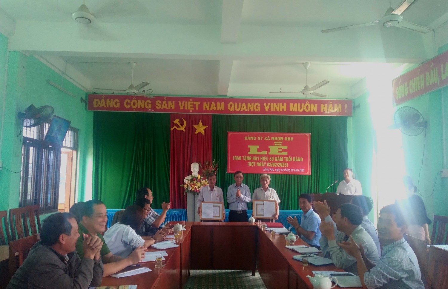 Đảng ủy xã Nhơn Hậu tổ chức trao tặng Huy hiệu 30 năm tuổi Đảng