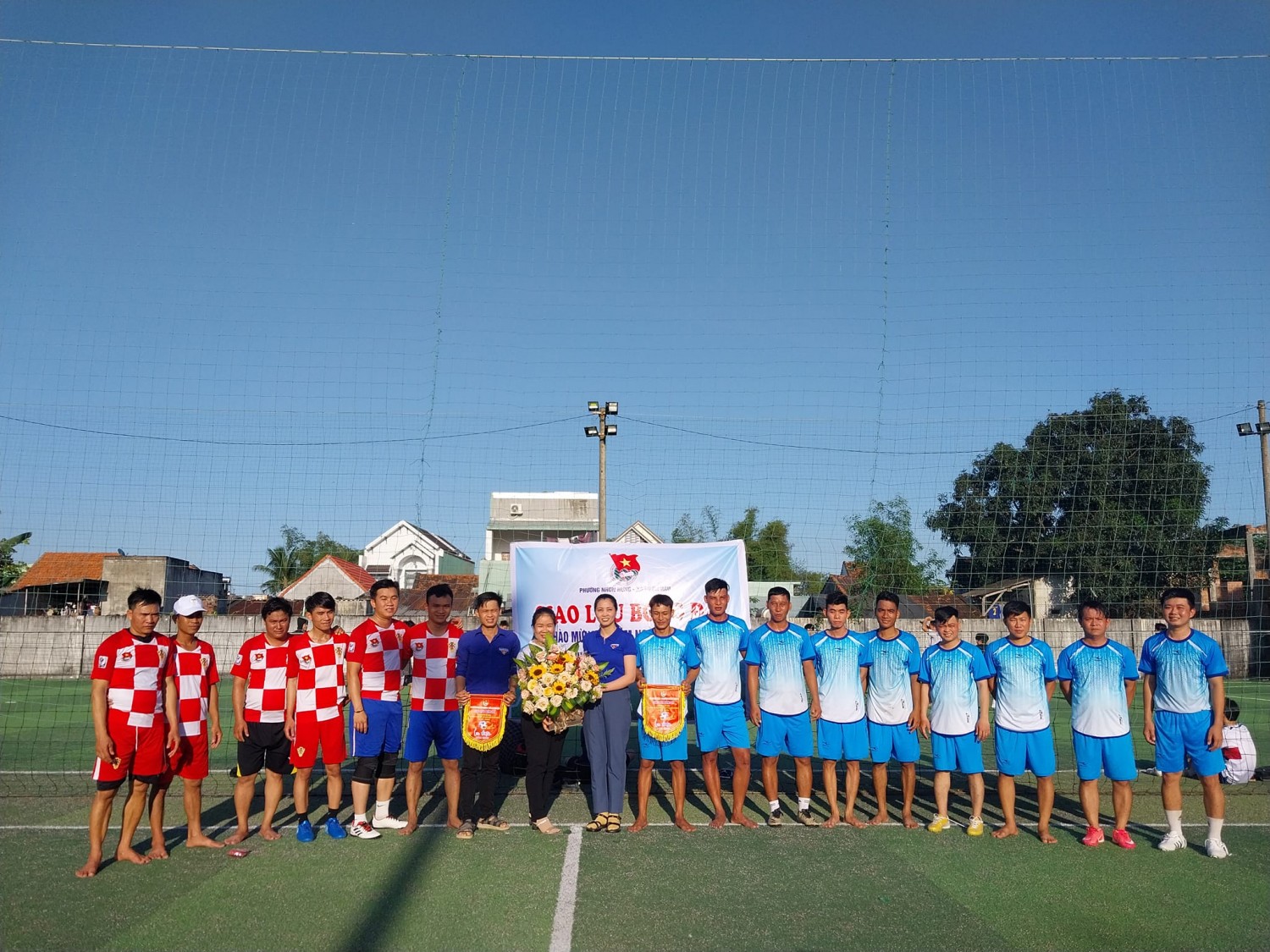 Đoàn TN xã Nhơn Hậu tổ chức buổi giao lưu bóng đá với Đoàn phường Nhơn Hưng